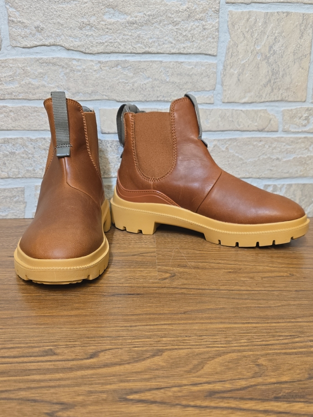 OluKai Hehi FOX/HUNTER Brown Leather Chelsea Ankle Boots Lug Sole Waterproof 7